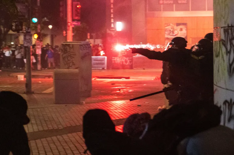 مواجهات بين الشرطة ومتظاهرين في احتجاجات لوس أنجلوس (أسوشيتد برس)