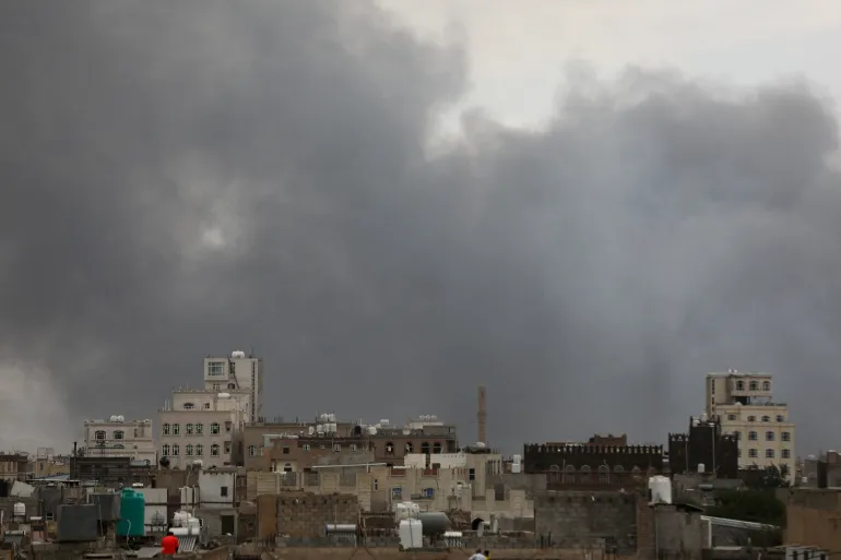 تصاعد الدخان بعد غارات الاحتلال سابقة استهدفت اليمن (رويترز)