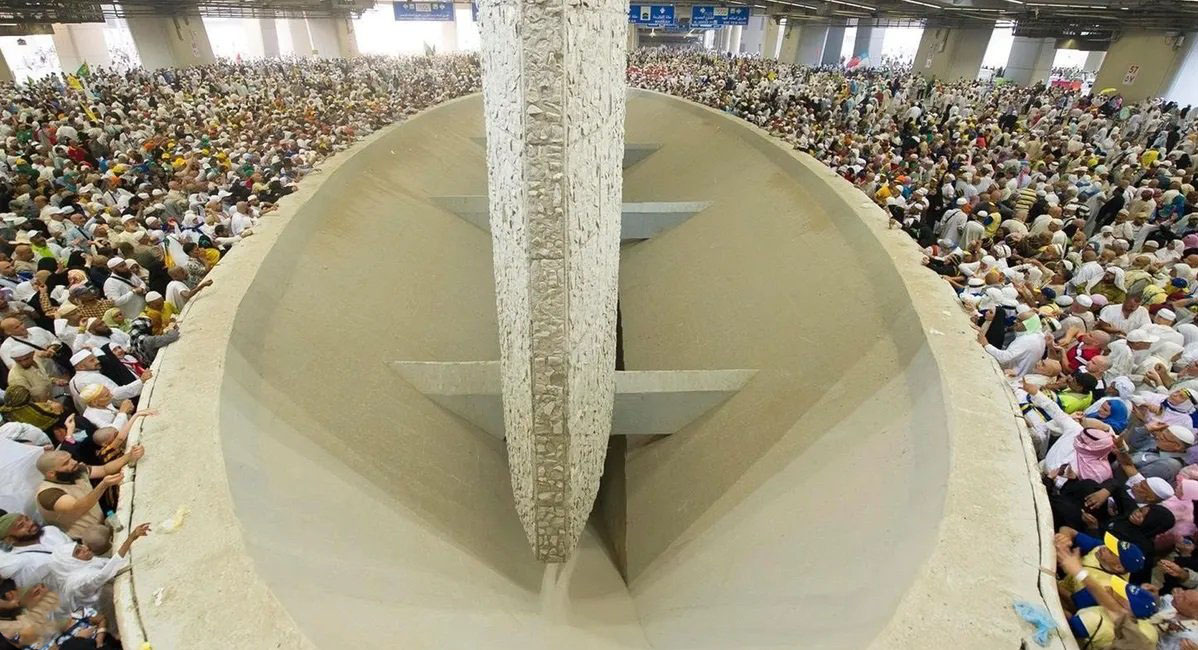 رمي الجمرات في مشعر منى برمي الجمرة الكبرى (جمرة العقبة)