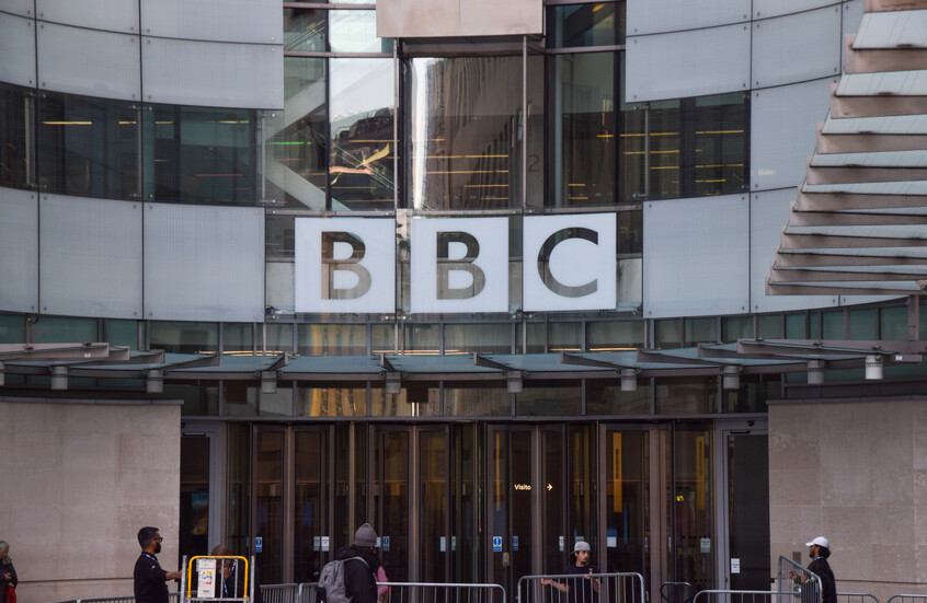 أكثر من 100 موظف بالـBBC يفضحون "الحياد المزيف" في تغطية غزة