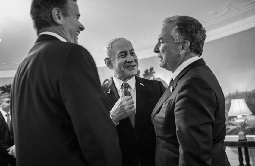 مدير وكالة المخابرات المركزية الأمريكية جون راتكليف ومبعوث الشرق الأوسط ستيف ويتكوف يتحدثان مع رئيس الوزراء الإسرائيلي بنيامين نتنياهو