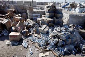 طرود مساعدات إنسانية تنتظر نقلها إلى غزة، على الجانب الغزي من معبر كرم أبو سالم في قطاع غزة، 24 يوليو/تموز 2025. رويترز/أمير