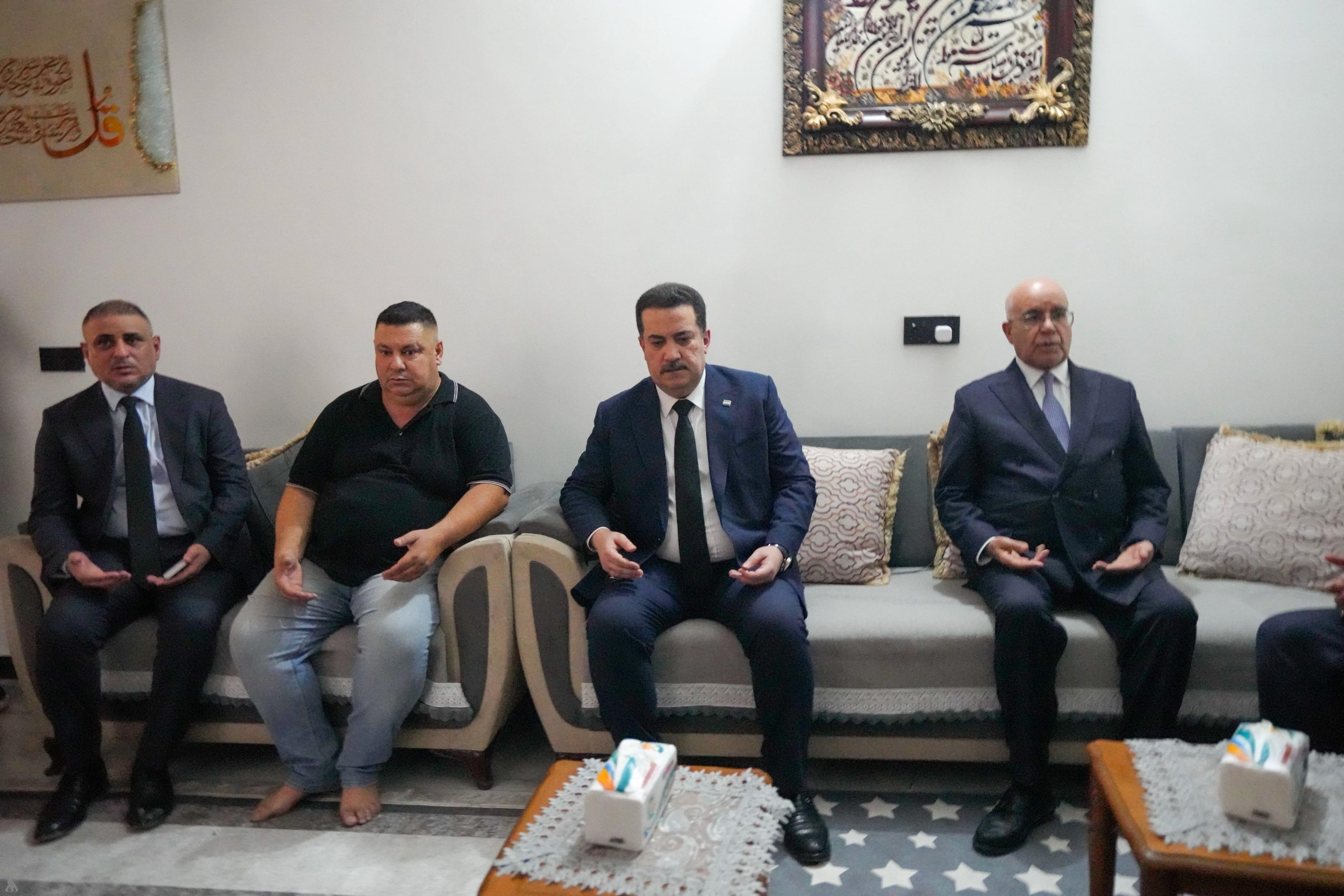 رئيس الوزراء يؤدي واجب العزاء لإحدى أسر ضحايا حادث الحريق الأليم في الكوت