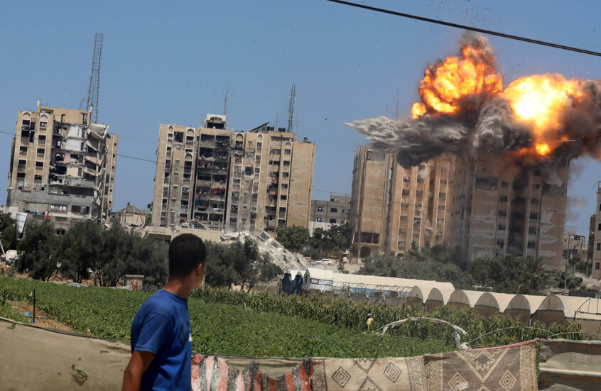 لقطات تظهر تدمير مقاتلات الاحتلال لمربع سكني في حي الزيتون في غزة