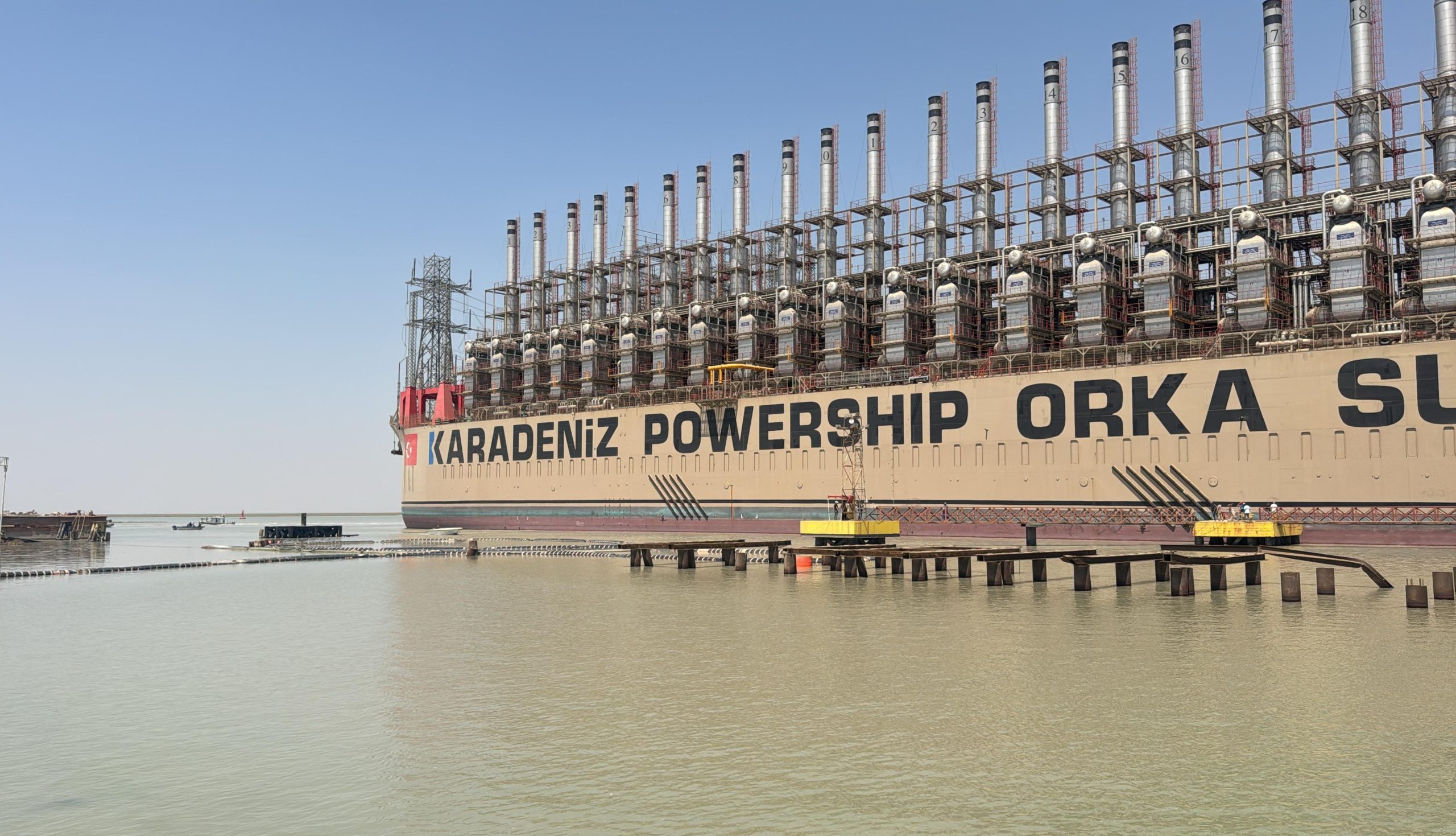 الباخرة أوركا سلطان التركية والخاصة بتوليد الطاقة الكهربائية